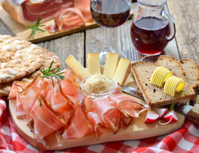 Südtiroler Bauernspeck mit Kren und reifem Bergkäse, dazu Land